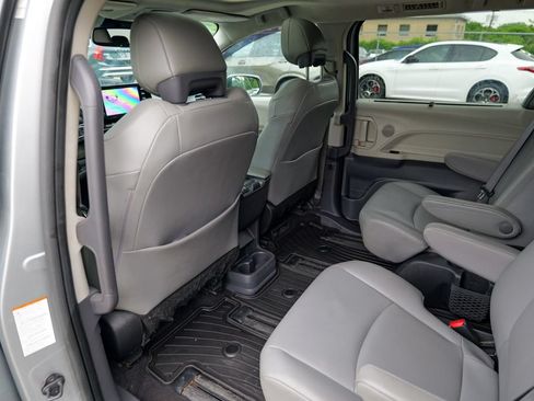 Used 2023 Toyota Sienna XLE FWD image 25
