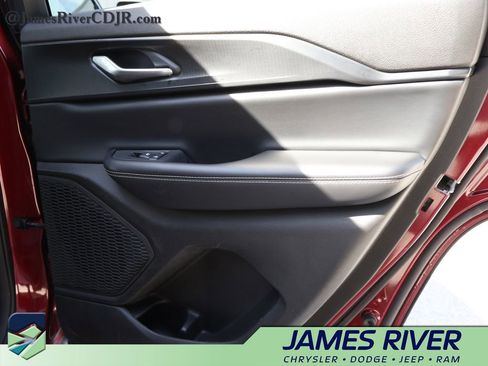 Used 2024 Jeep Grand Cherokee Laredo RWD image 11