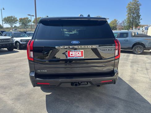 Used 2025 Ford Expedition Active AWD/4WD image 3