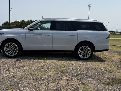 Used 2025 Lincoln Navigator L Reserve AWD/4WD image 13