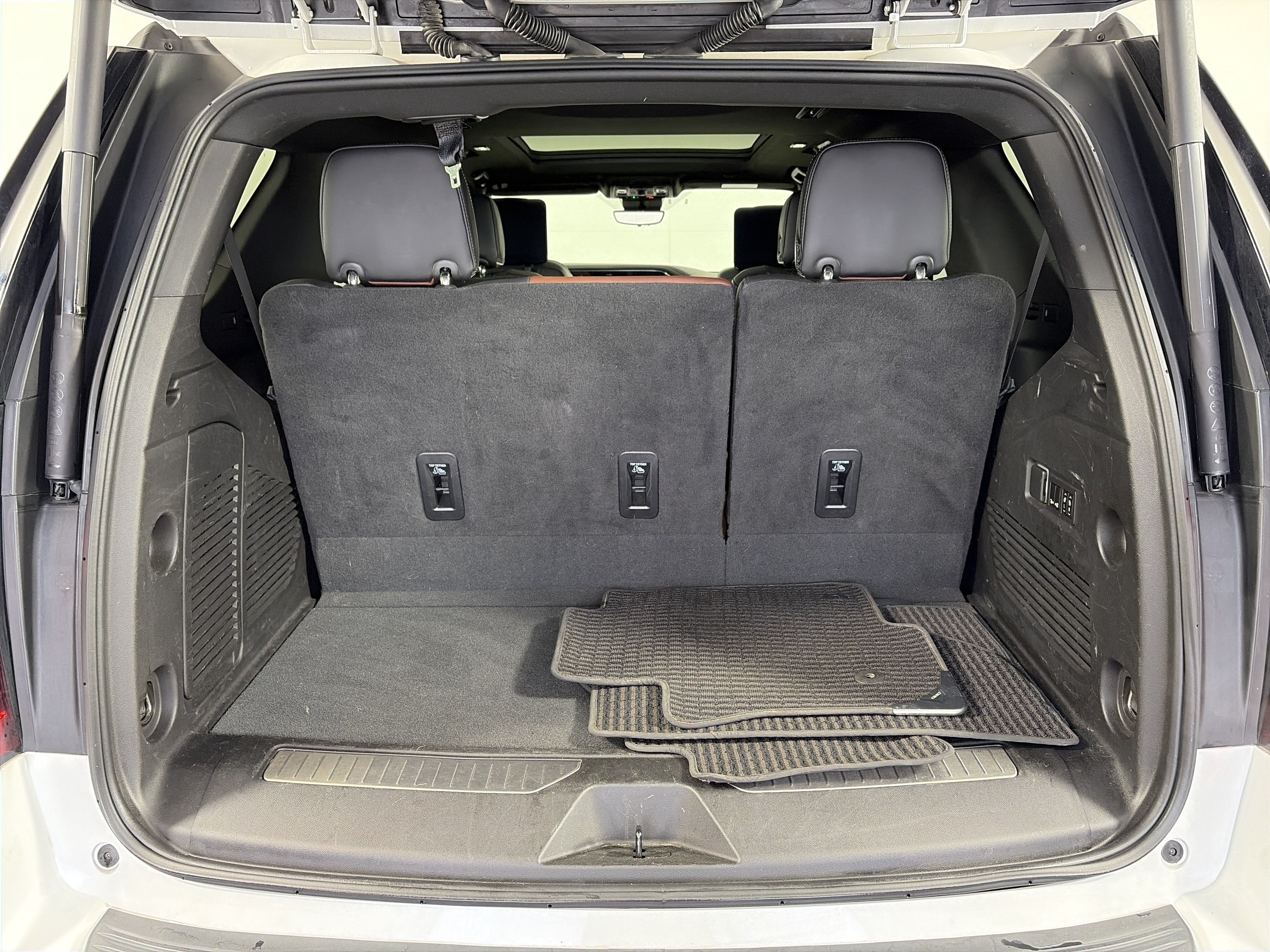 Used 2023 GMC Yukon Denali Ultimate AWD/4WD image 15