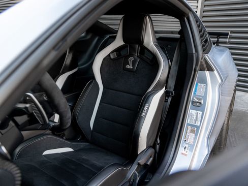 Used 2022 Ford Mustang Shelby GT500 w/ Carbon Fiber Track Pack RWD image 5