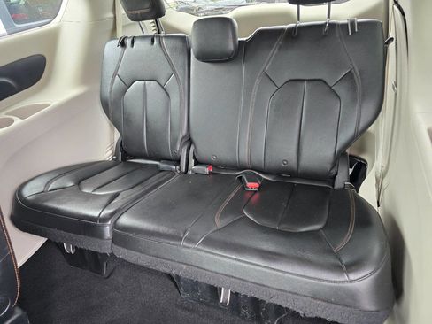 Used 2017 Chrysler Pacifica Touring-L FWD image 25