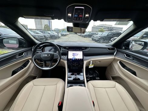 New 2025 Jeep Grand Cherokee Limited w/ Luxury Tech Group II image 23