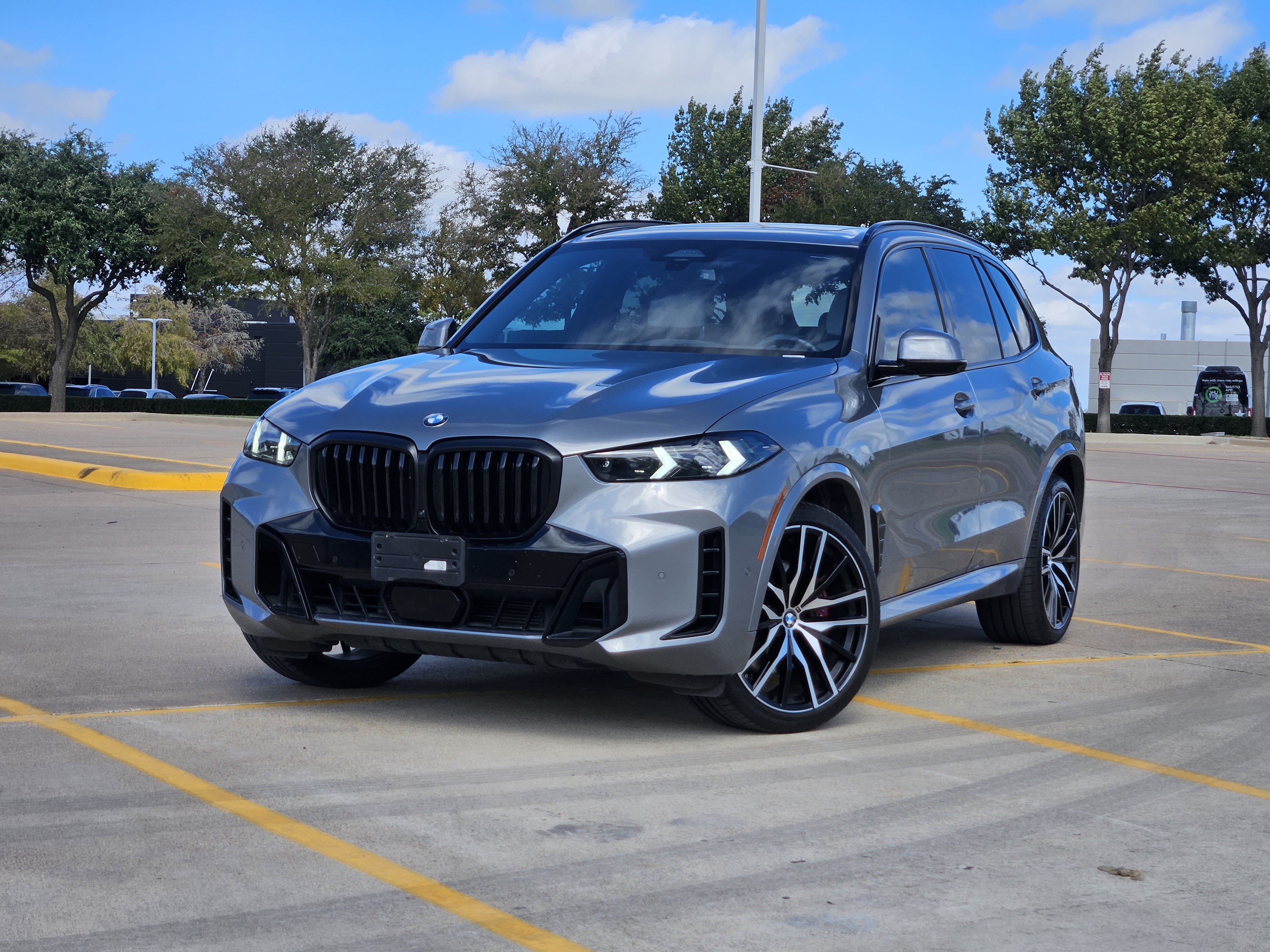 Used 2024 BMW X5 xDrive40i w/ M Sport Package AWD/4WD image 1