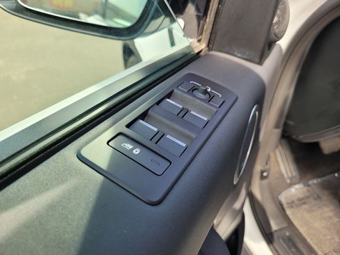 Used 2024 Land Rover Discovery S AWD/4WD image 25