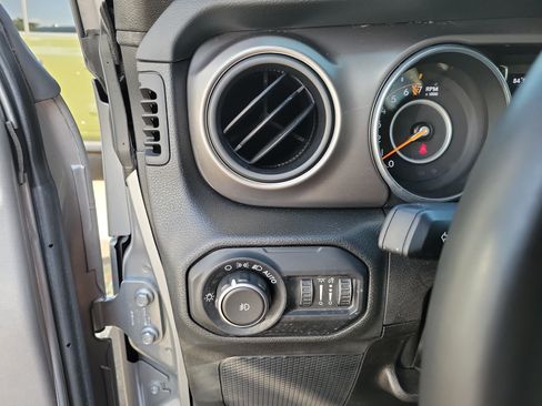 Used 2018 Jeep Wrangler Unlimited Sport S AWD/4WD image 16