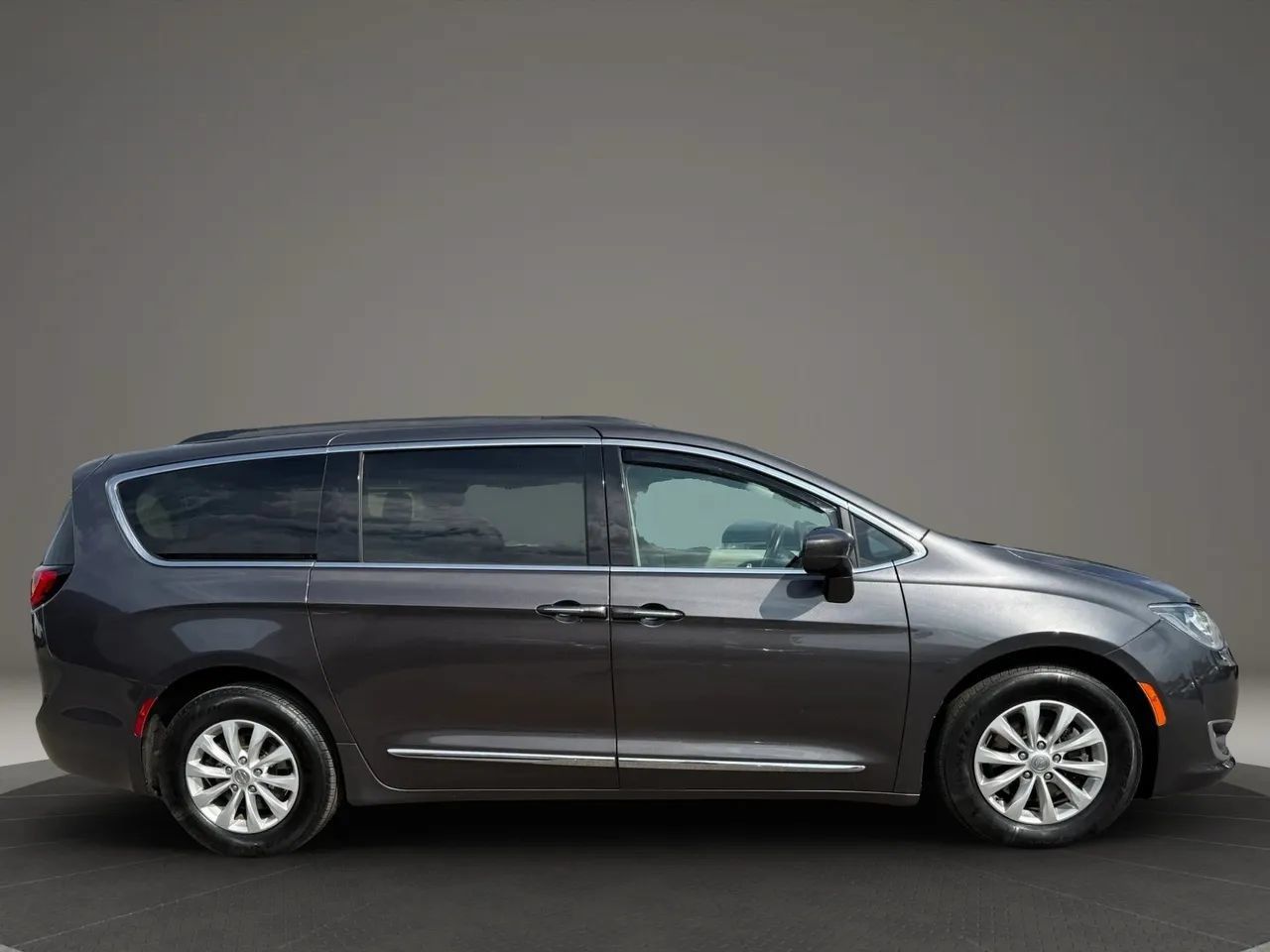 Used 2017 Chrysler Pacifica Touring-L FWD image 3