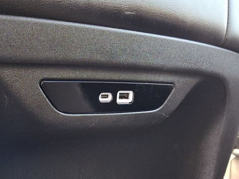 Used 2024 Chrysler Pacifica Touring-L FWD image 13