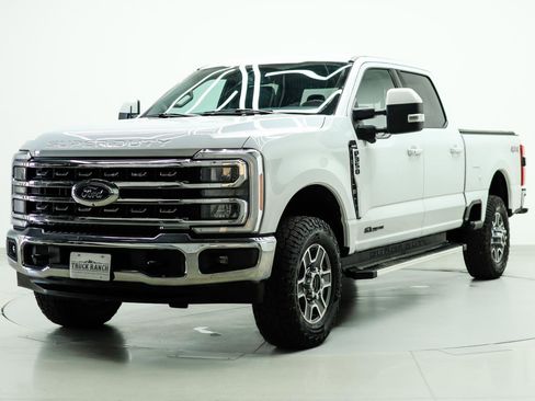 Used 2023 Ford F350 Lariat image 3
