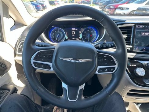 Used 2023 Chrysler Pacifica Touring-L AWD/4WD image 29