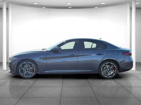 Used 2022 Alfa Romeo Giulia Ti AWD/4WD image 4