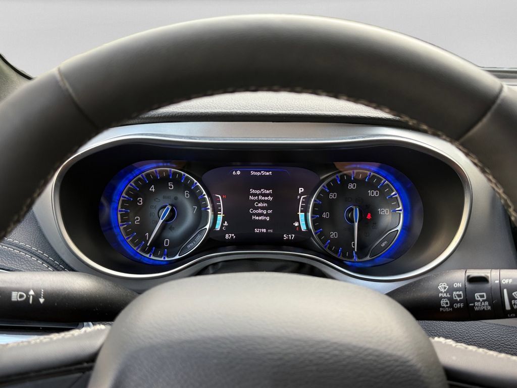 Certified 2025 Chrysler Pacifica Limited FWD image 23