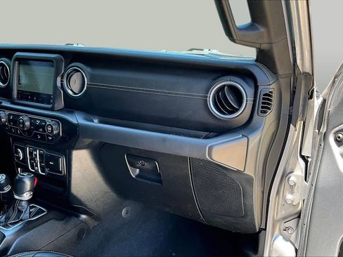Used 2018 Jeep Wrangler Unlimited Sahara AWD/4WD image 19