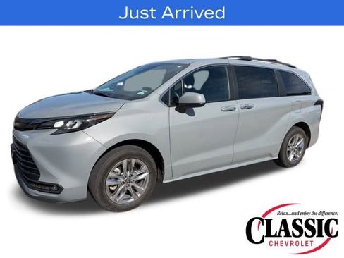 Used 2023 Toyota Sienna XLE Woodland Edition image 4