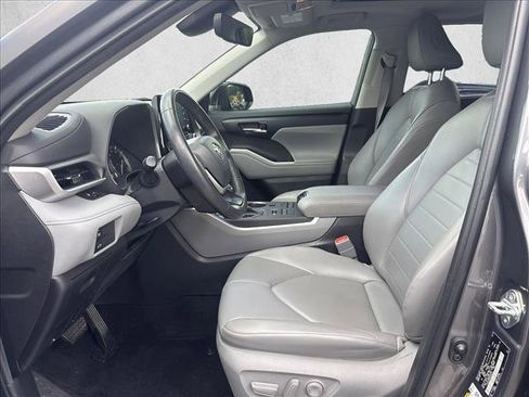 Used 2022 Toyota Highlander XLE AWD/4WD image 10
