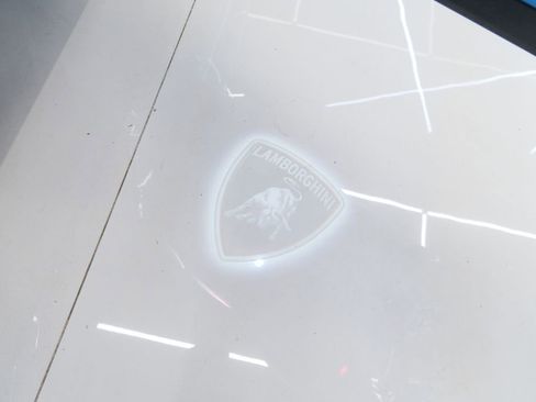 Used 2025 Lamborghini Urus SE AWD/4WD image 49