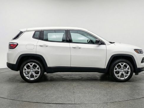 Used 2025 Jeep Compass Latitude AWD/4WD image 11