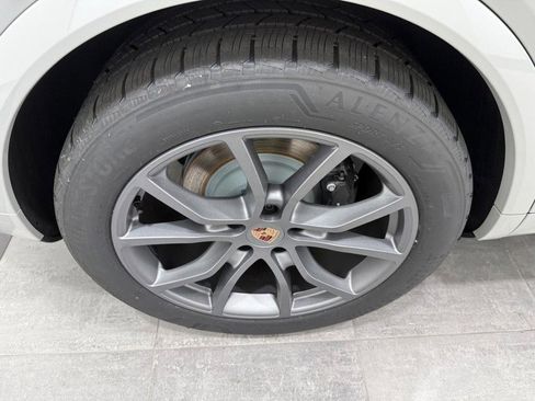 New 2025 Porsche Cayenne E-Hybrid image 8