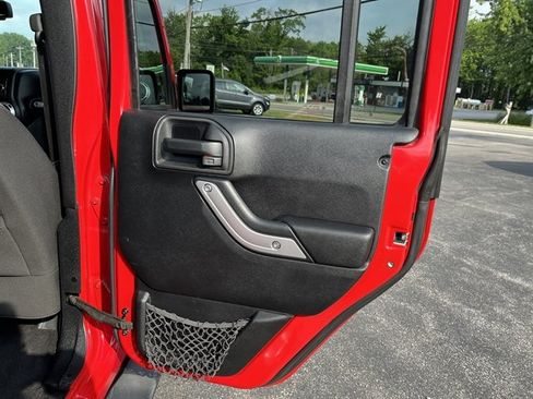Used 2014 Jeep Wrangler Unlimited Sahara w/ Connectivity Group AWD/4WD image 33