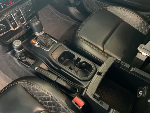 Used 2023 Jeep Gladiator Overland AWD/4WD image 9