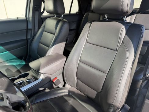 Used 2014 Ford Explorer XLT w/ Equipment Group 202A AWD/4WD image 17