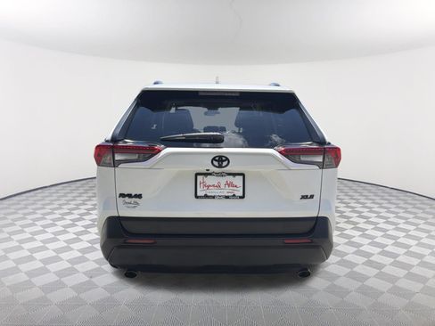 Used 2019 Toyota RAV4 XLE w/ Convenience Package FWD image 5