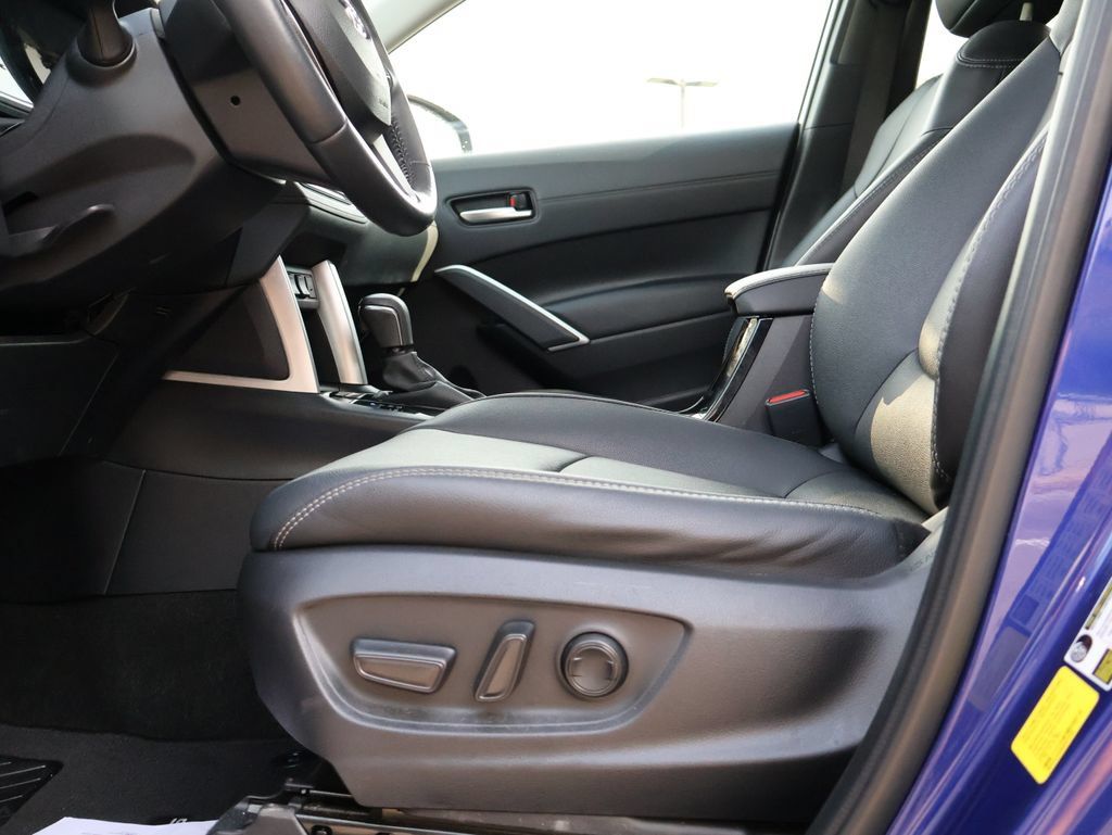 Used 2024 Toyota Corolla Cross XLE w/ Convenience Package FWD image 31