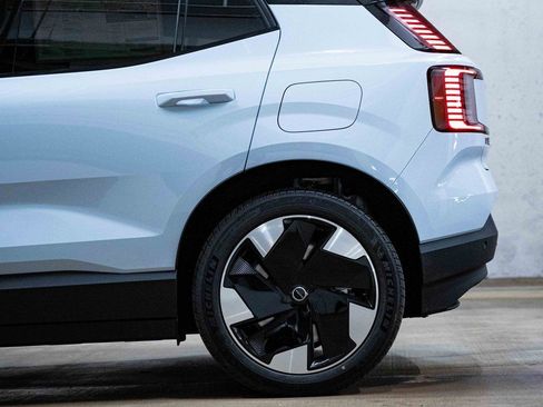 New 2026 Volvo EX30 Plus w/ Protection Package Premier image 4