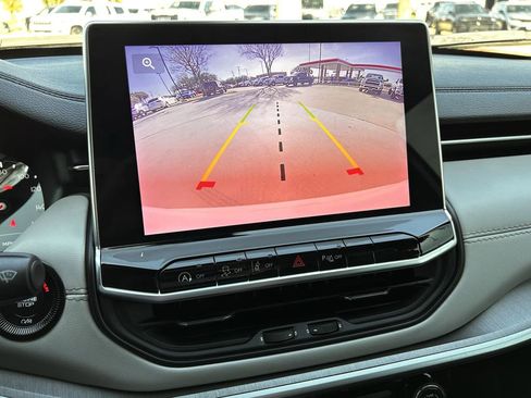 Used 2025 Jeep Compass Limited image 19