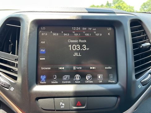 Used 2018 Jeep Cherokee Limited image 14