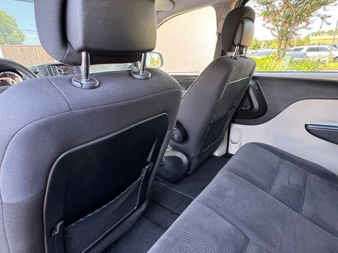 Used 2018 Dodge Grand Caravan SE w/ UConnect Hands-Free Group FWD image 22