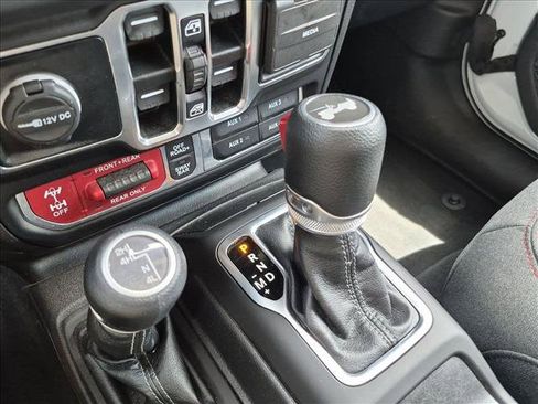 Used 2025 Jeep Wrangler Unlimited Rubicon AWD/4WD image 11