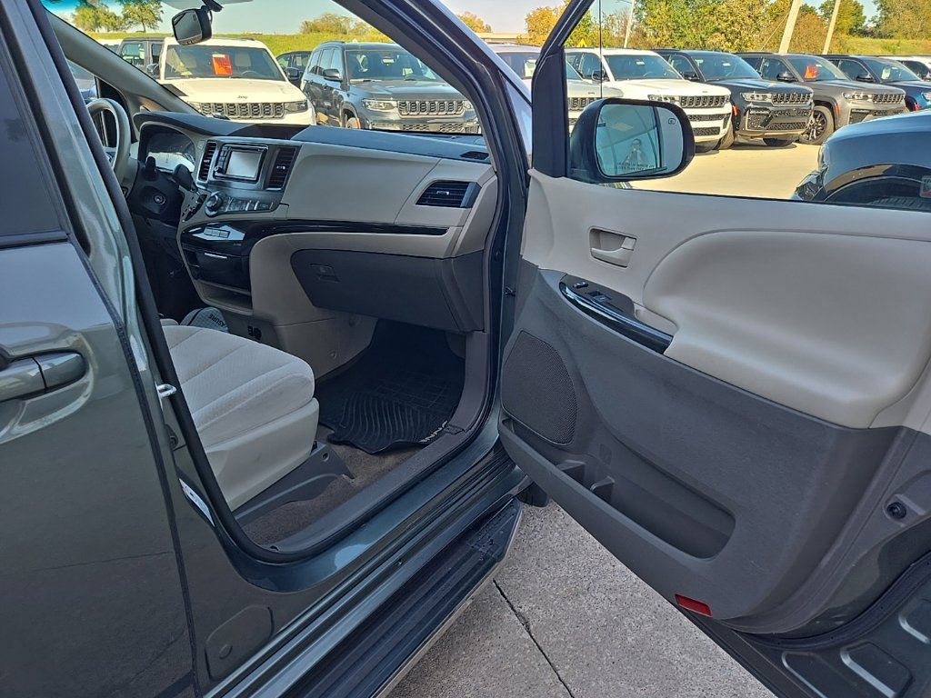 Used 2013 Toyota Sienna LE FWD image 23