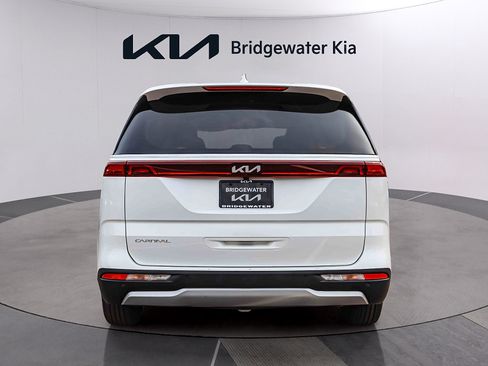 Used 2024 Kia Carnival LX FWD image 5