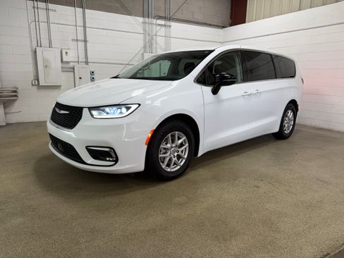 Used 2024 Chrysler Pacifica Touring-L FWD image 2