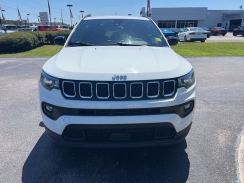 Used 2024 Jeep Compass Latitude AWD/4WD image 3