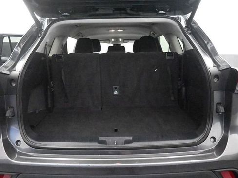 Used 2024 Toyota Highlander LE image 8