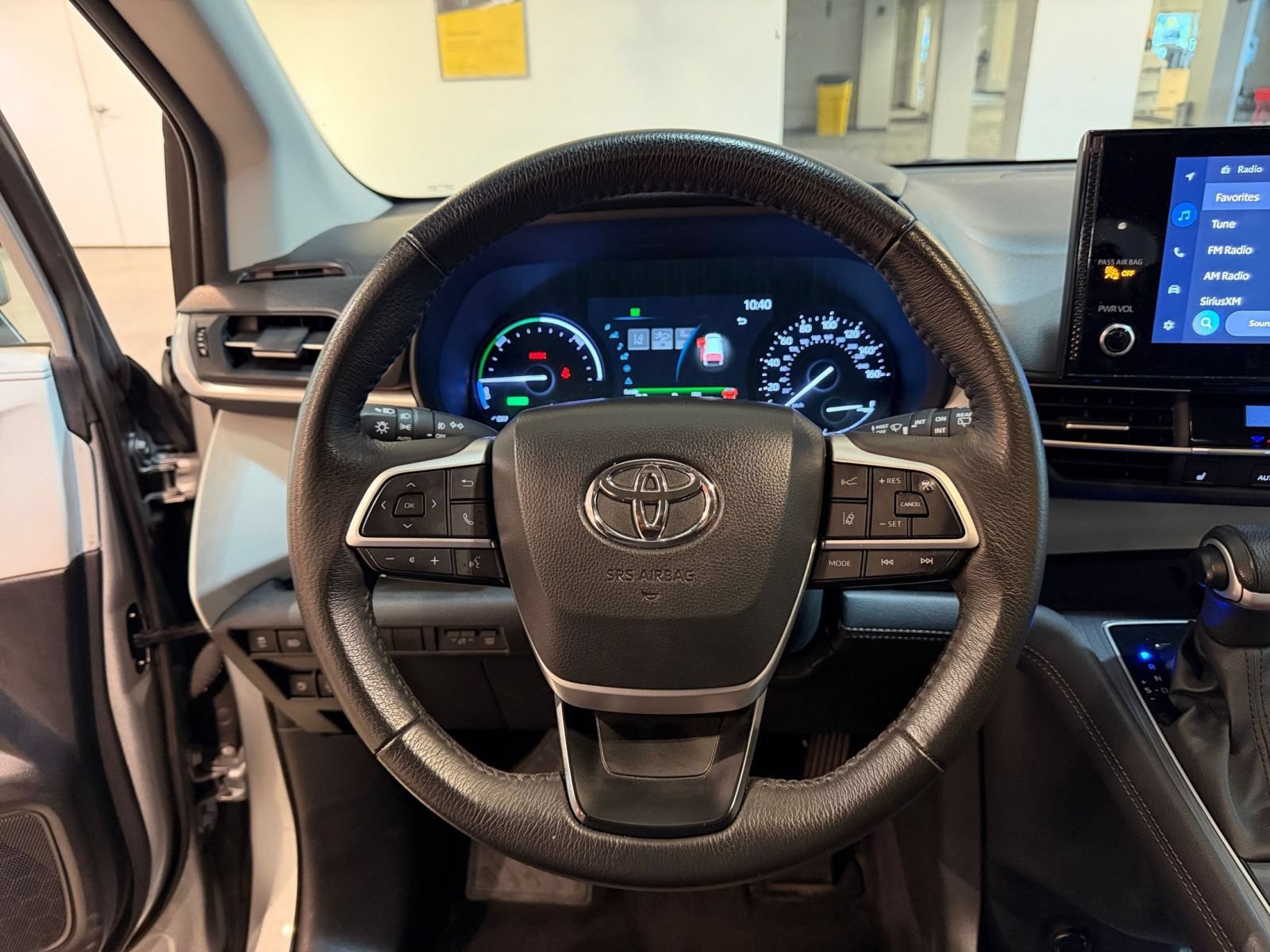 Used 2025 Toyota Sienna XLE FWD image 28