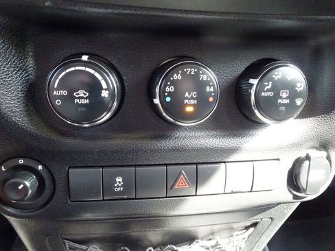 Used 2014 Jeep Wrangler Unlimited Rubicon w/ Connectivity Group AWD/4WD image 12