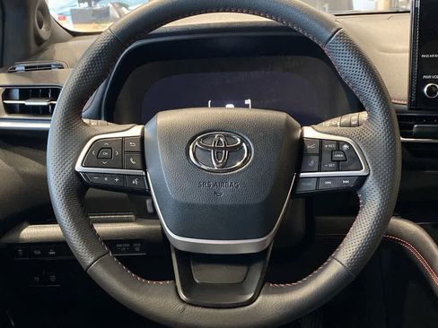 Used 2025 Toyota Sienna XSE w/ XSE Premium Package image 17