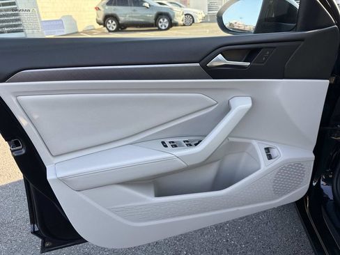 Used 2023 Volkswagen Jetta SE FWD image 9
