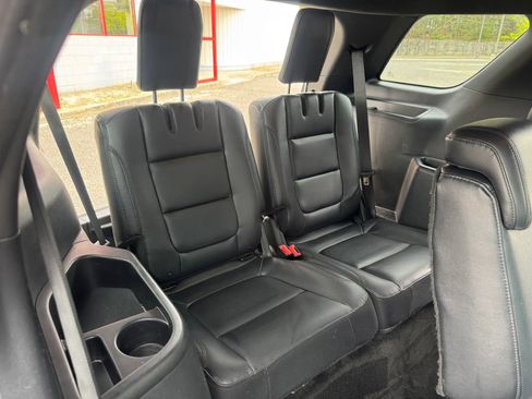 Used 2017 Ford Explorer XLT w/ Equipment Group 202A FWD image 21