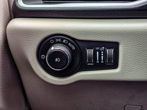 Used 2020 Chrysler Pacifica Touring-L image 30