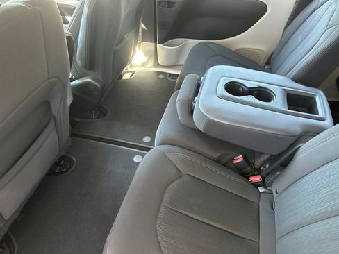 Used 2019 Chrysler Pacifica Touring Plus w/ Tire & Wheel Group FWD image 12