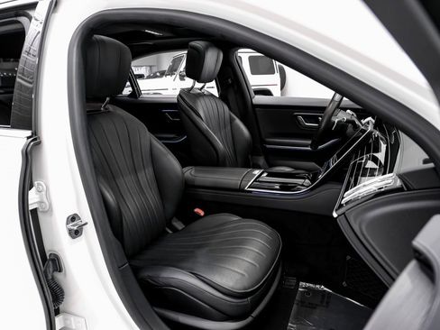 Used 2022 Mercedes-Benz S 500 4MATIC w/ AMG Line Package image 31
