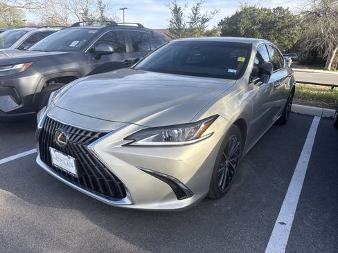 Used 2025 Lexus ES 300h w/ Premium Package image 2