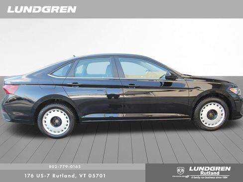 Used 2023 Volkswagen Jetta SE w/ Panoramic Sunroof Package image 2