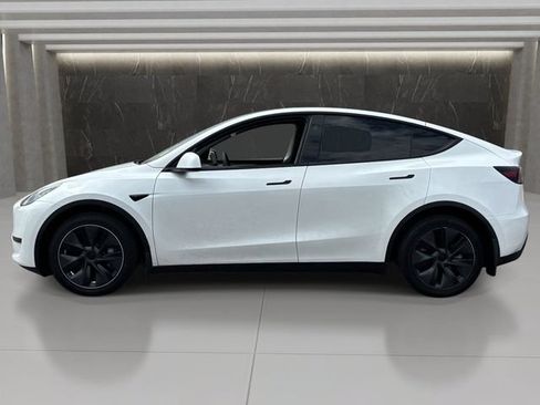 Used 2024 Tesla Model Y Long Range AWD/4WD image 2