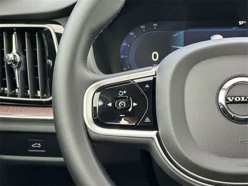 Used 2025 Volvo V60 B5 Cross Country Plus image 9